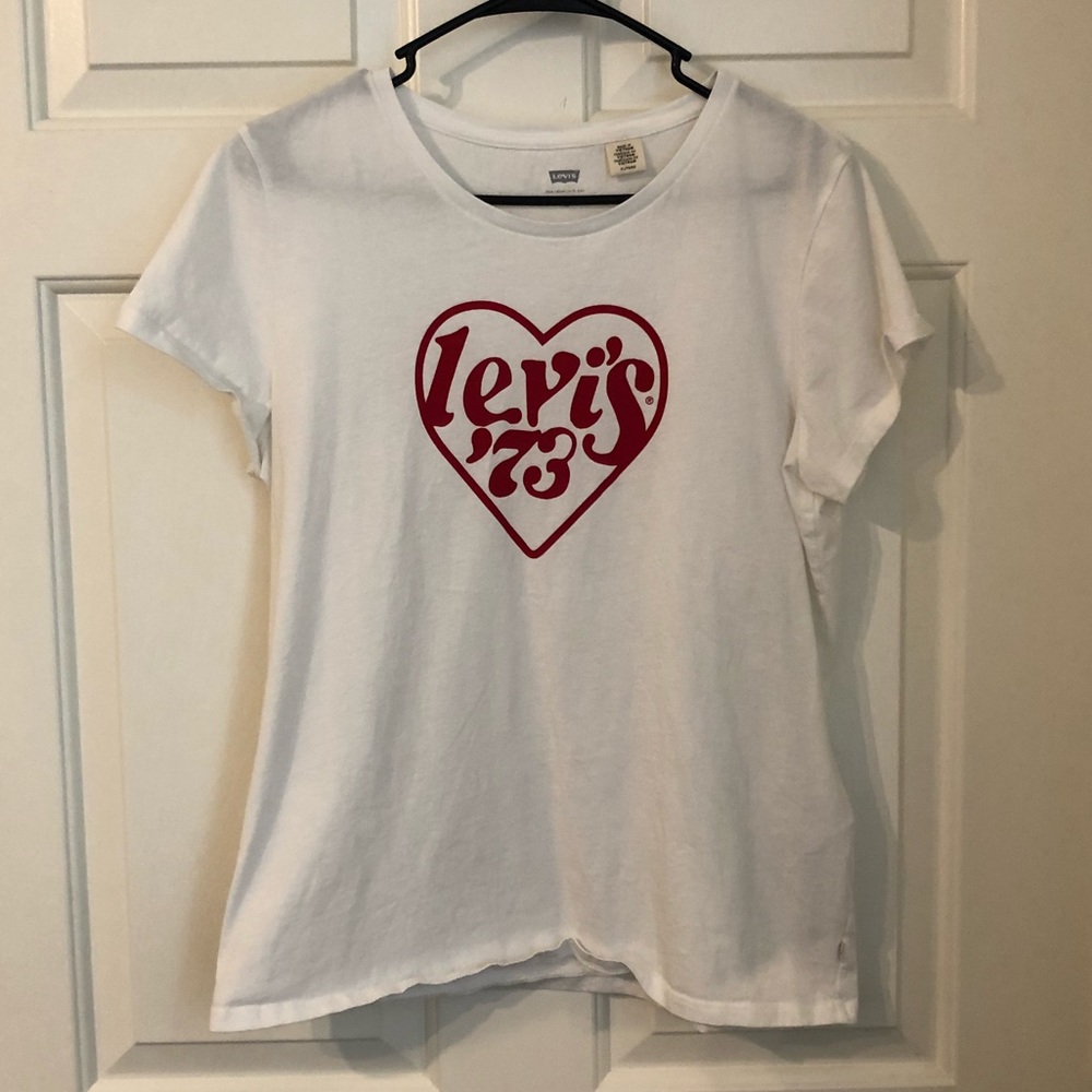 White Levi’s tee shirt